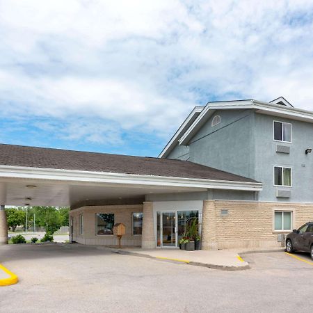 Super 8 By Wyndham Winnipeg West Exterior photo