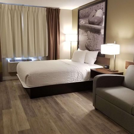 Super 8 By Wyndham Winnipeg West Exterior photo