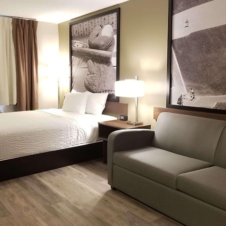 Super 8 By Wyndham Winnipeg West Exterior photo