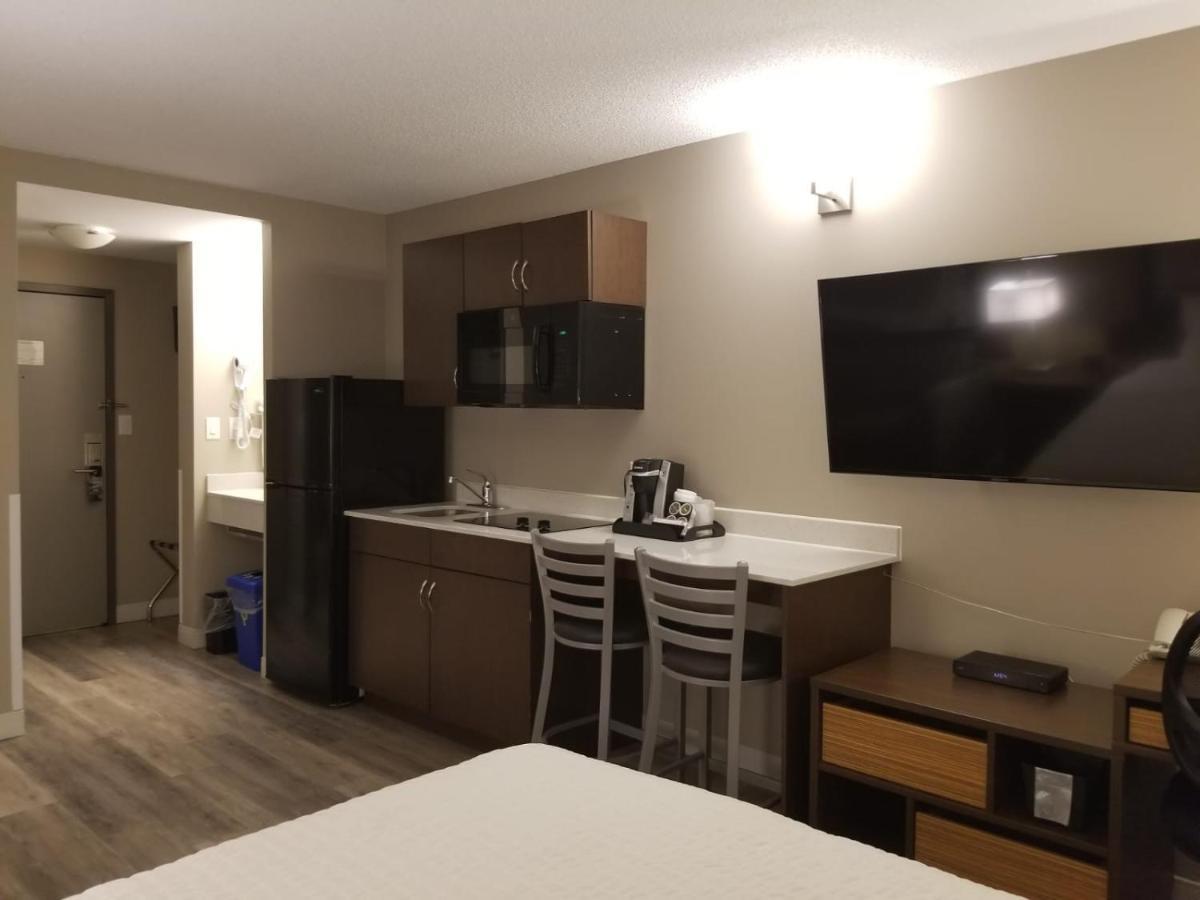 Super 8 By Wyndham Winnipeg West Exterior photo