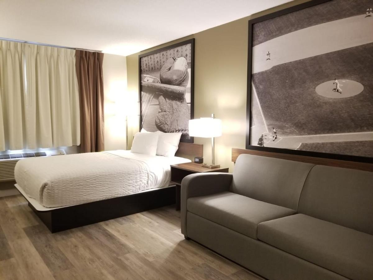 Super 8 By Wyndham Winnipeg West Exterior photo