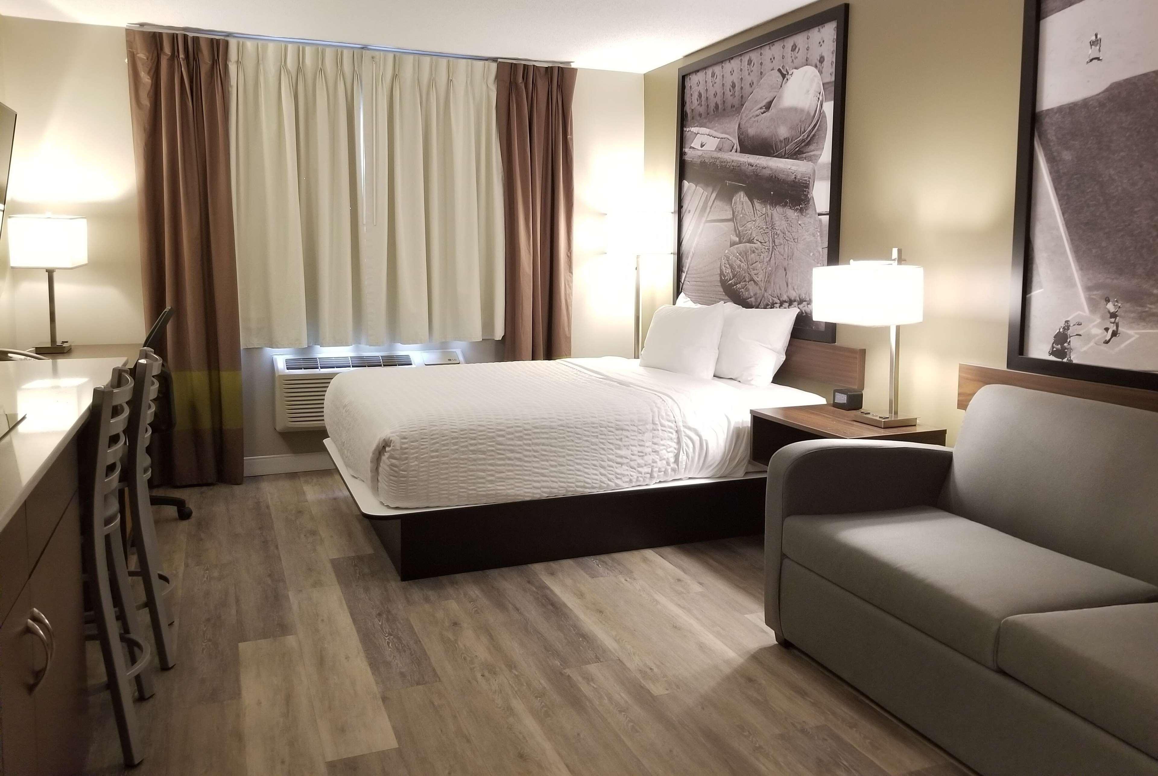 Super 8 By Wyndham Winnipeg West Exterior photo