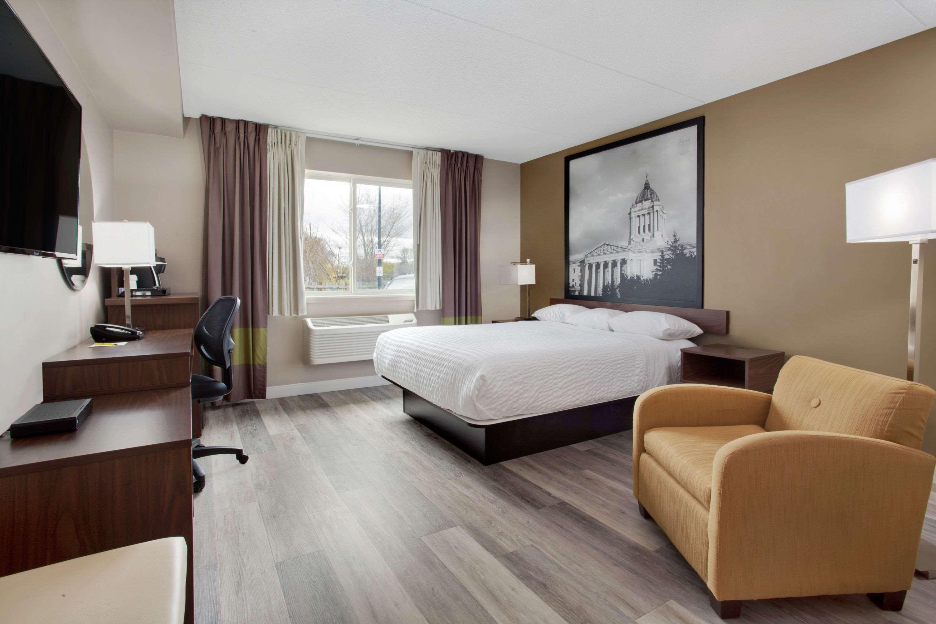 Super 8 By Wyndham Winnipeg West Exterior photo