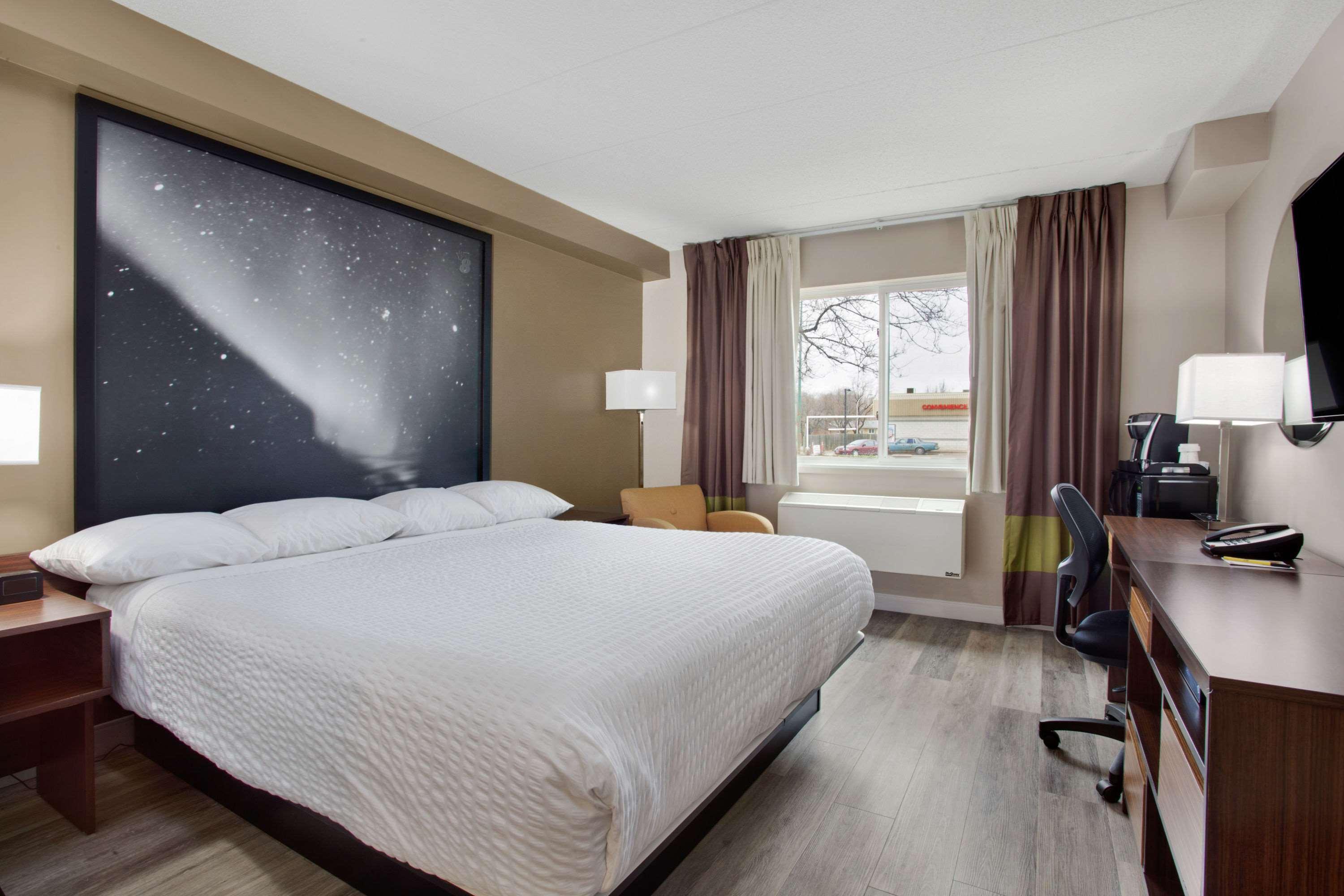 Super 8 By Wyndham Winnipeg West Exterior photo