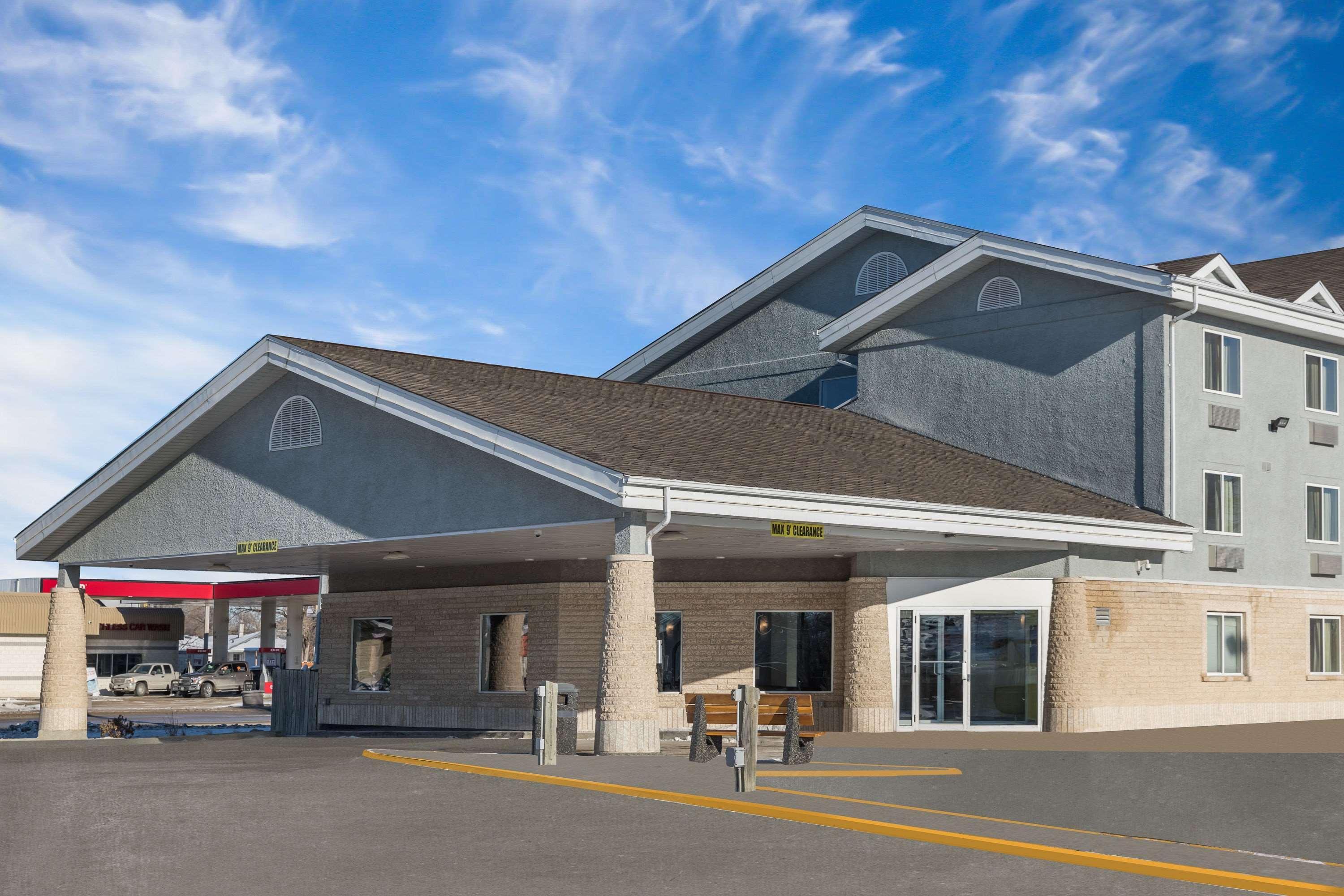 Super 8 By Wyndham Winnipeg West Exterior photo