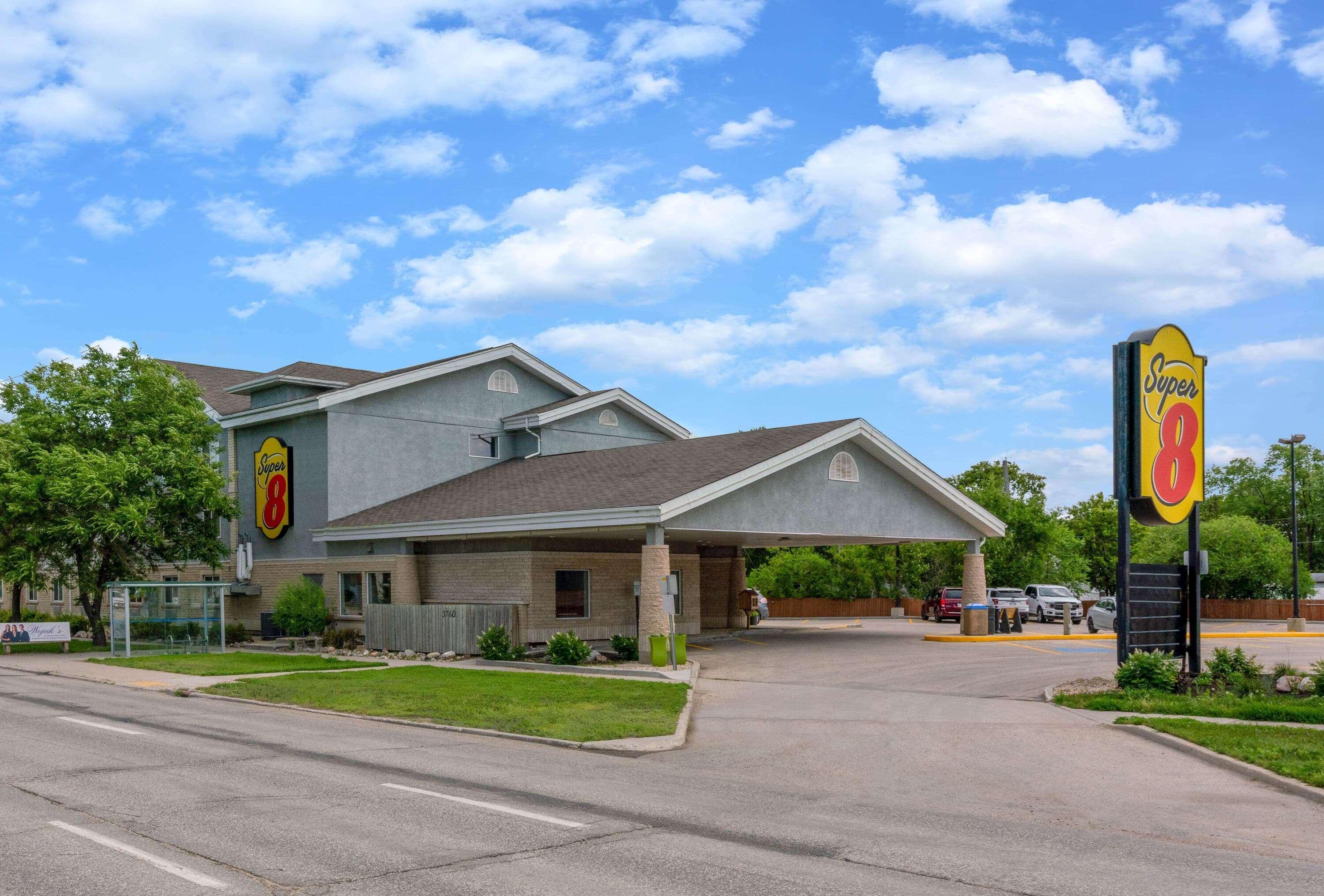 Super 8 By Wyndham Winnipeg West Exterior photo