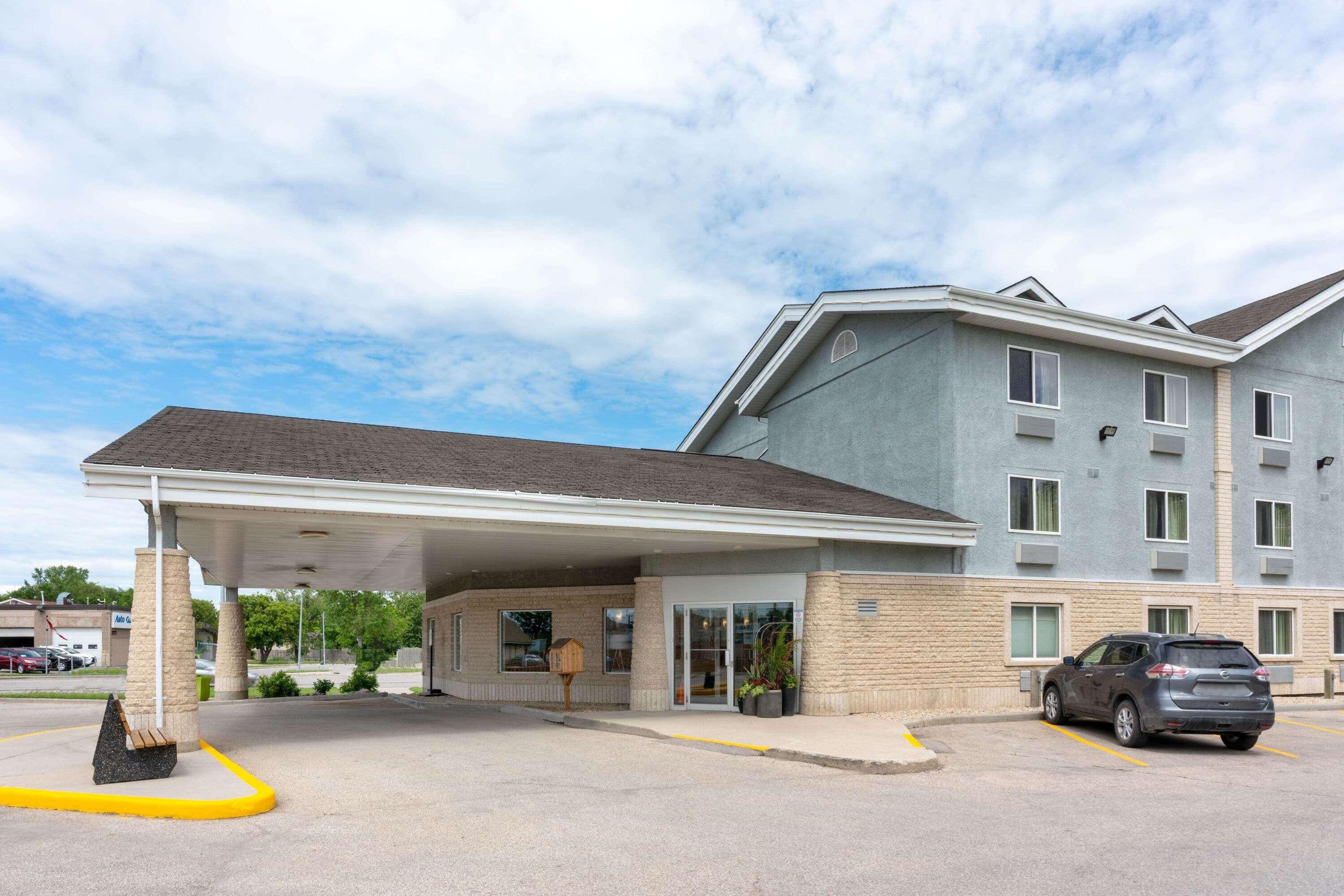 Super 8 By Wyndham Winnipeg West Exterior photo