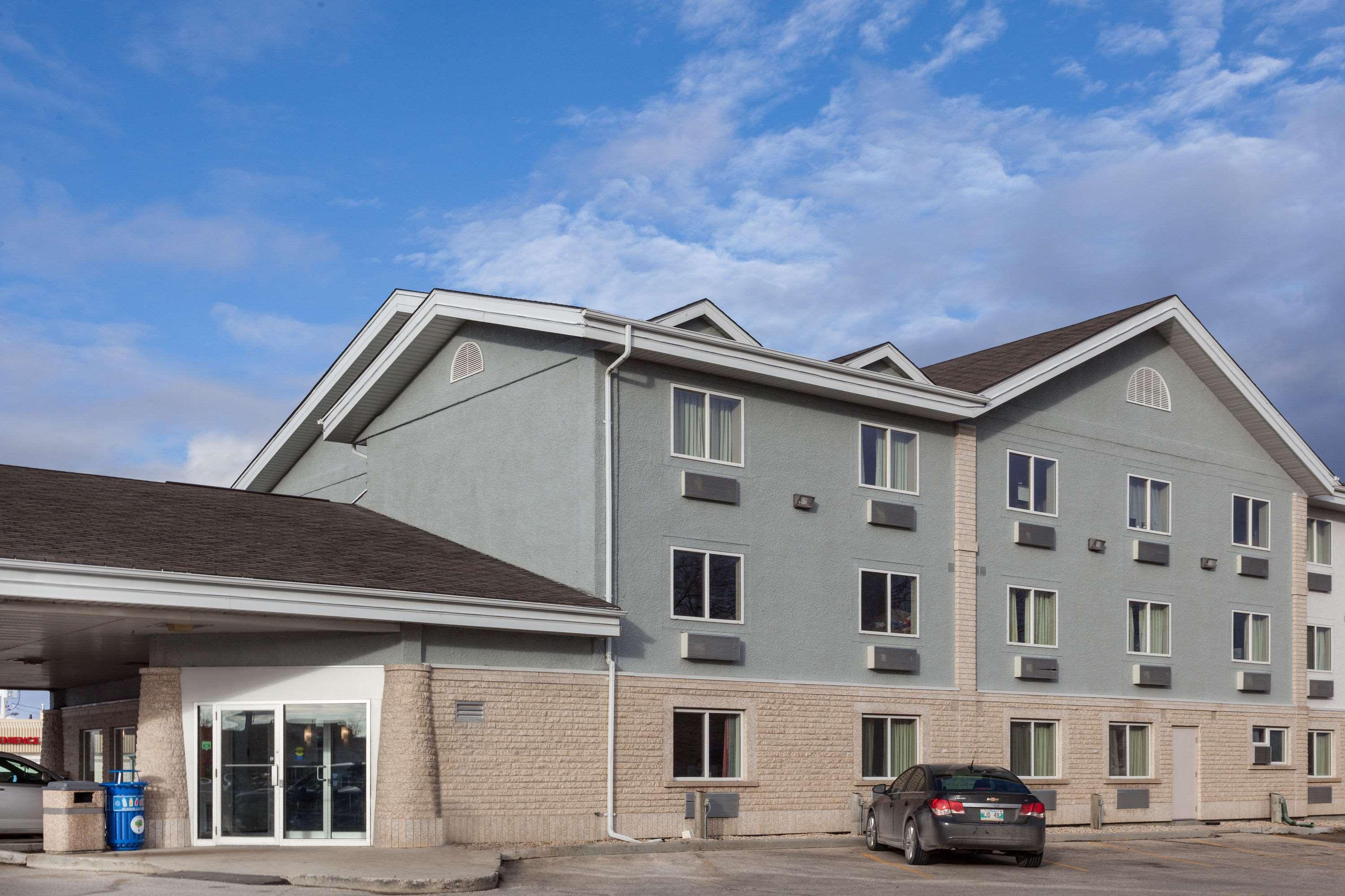 Super 8 By Wyndham Winnipeg West Exterior photo