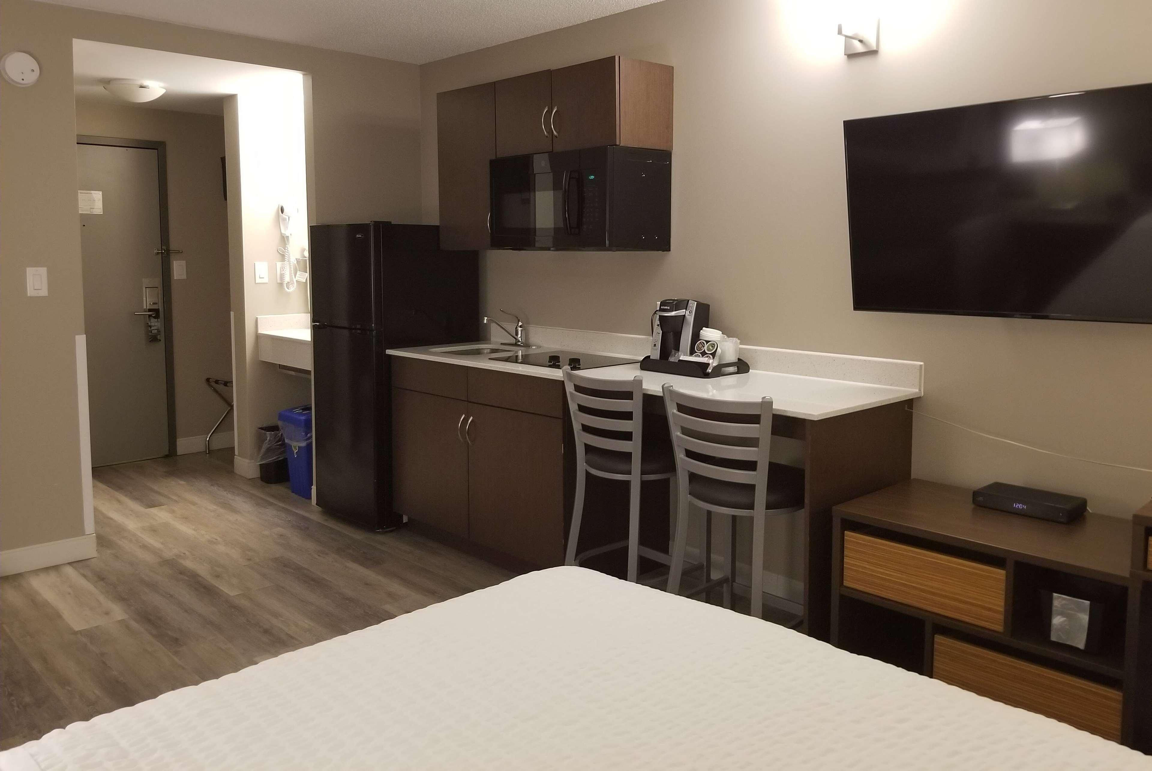 Super 8 By Wyndham Winnipeg West Exterior photo