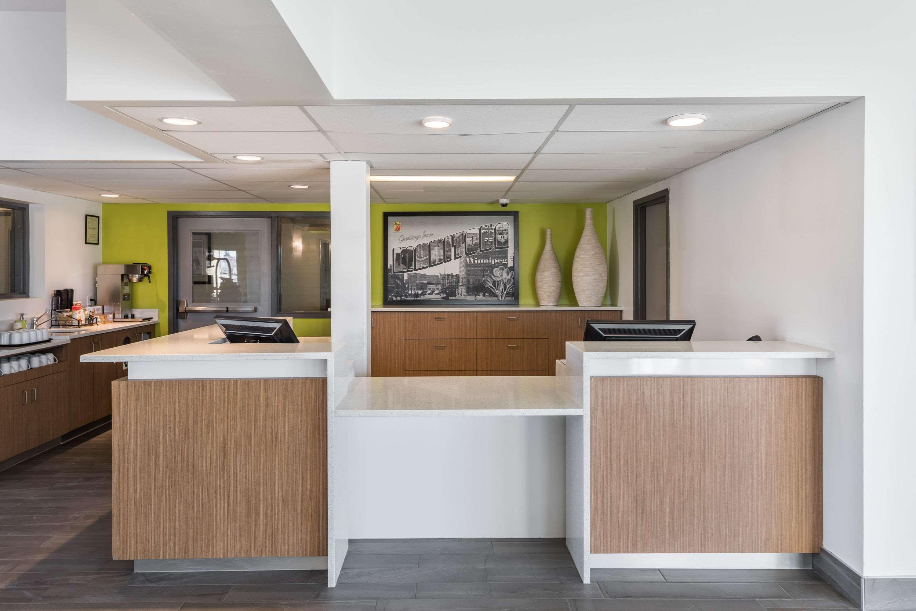 Super 8 By Wyndham Winnipeg West Exterior photo
