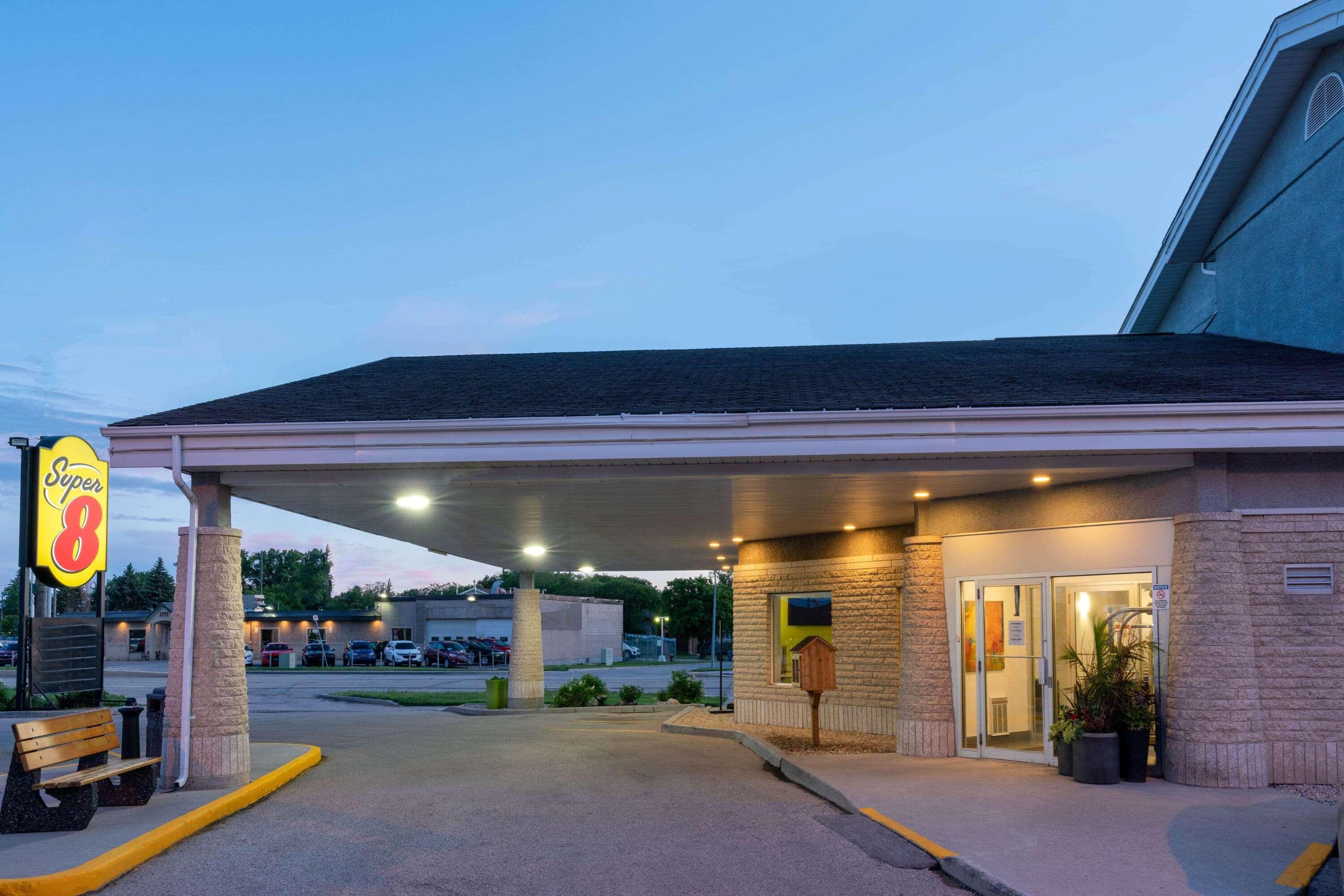 Super 8 By Wyndham Winnipeg West Exterior photo