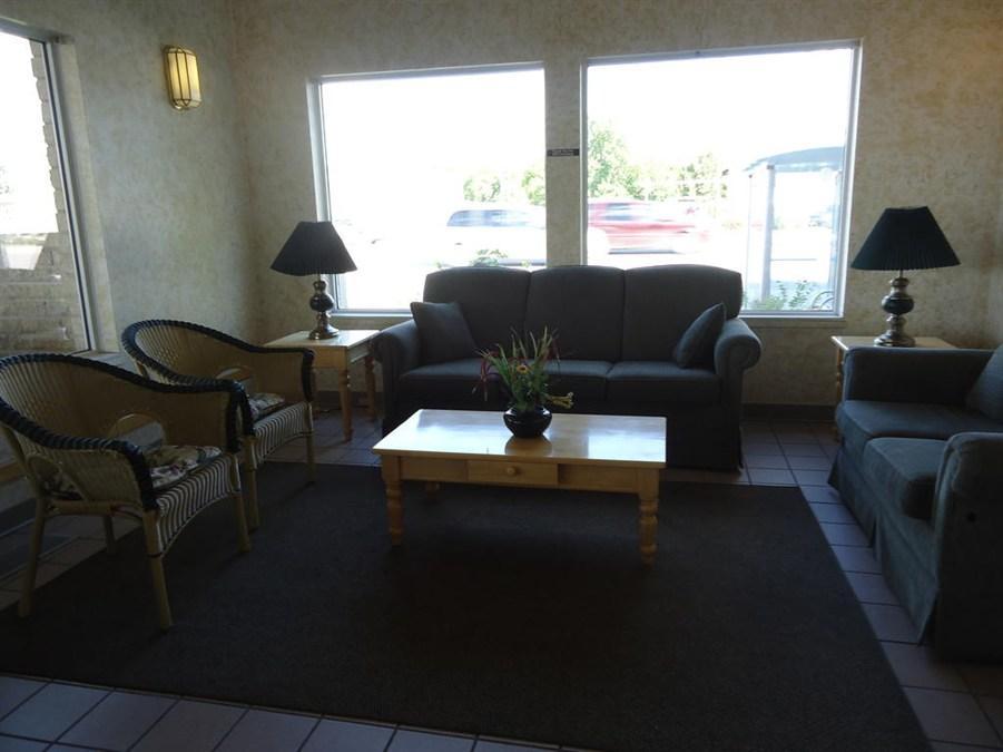 Super 8 By Wyndham Winnipeg West Exterior photo