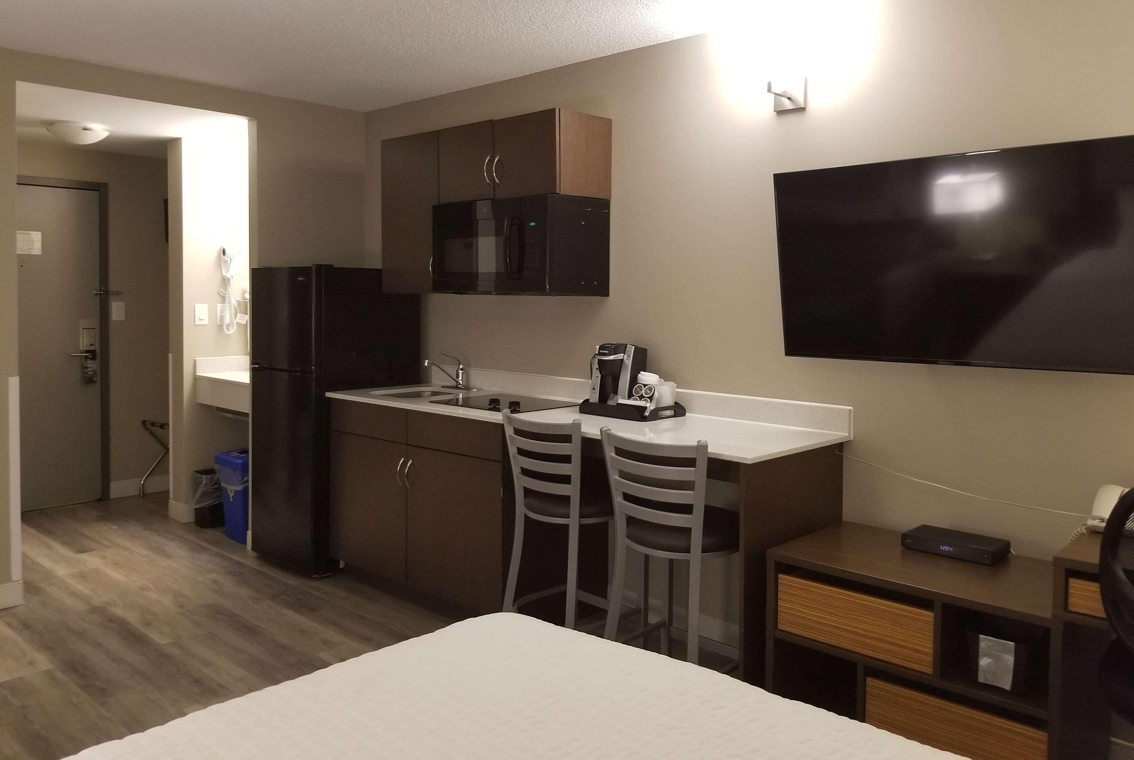 Super 8 By Wyndham Winnipeg West Exterior photo