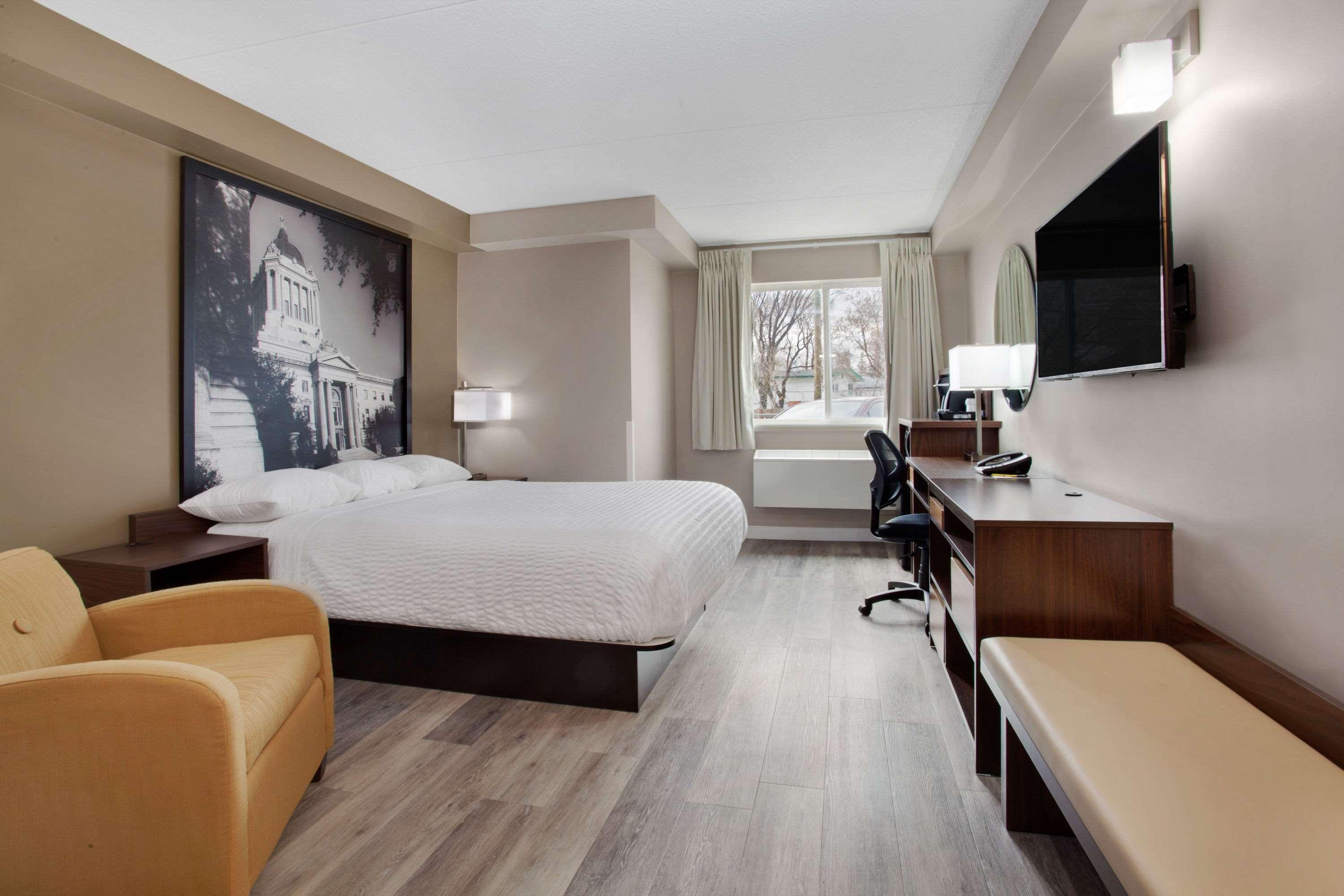 Super 8 By Wyndham Winnipeg West Exterior photo