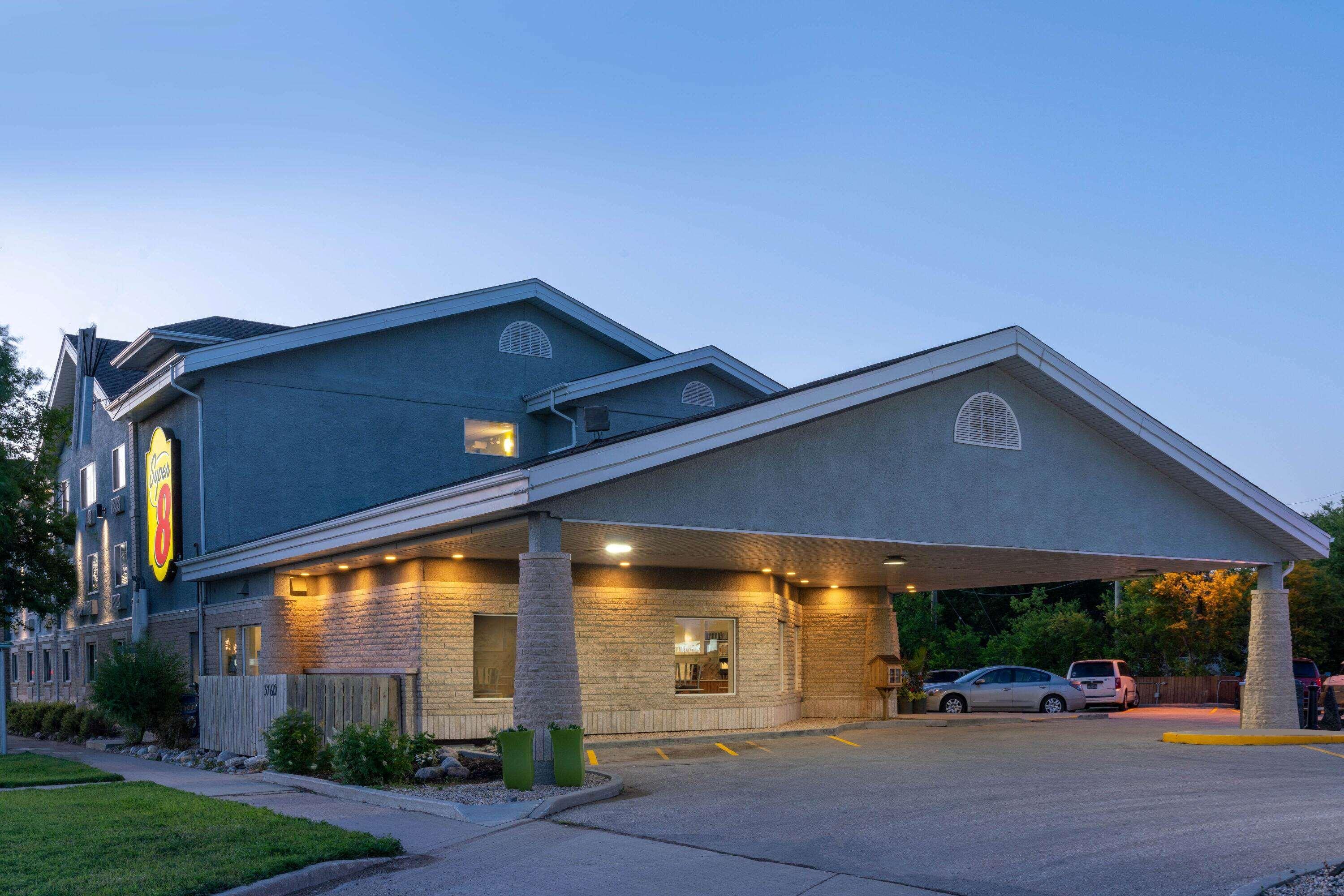 Super 8 By Wyndham Winnipeg West Exterior photo