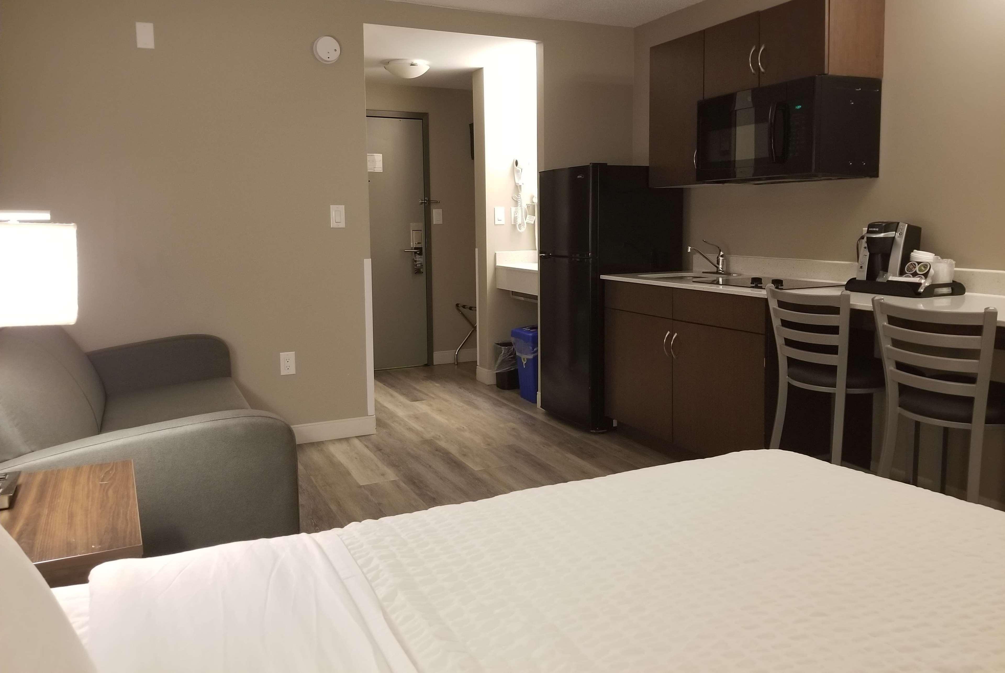 Super 8 By Wyndham Winnipeg West Exterior photo