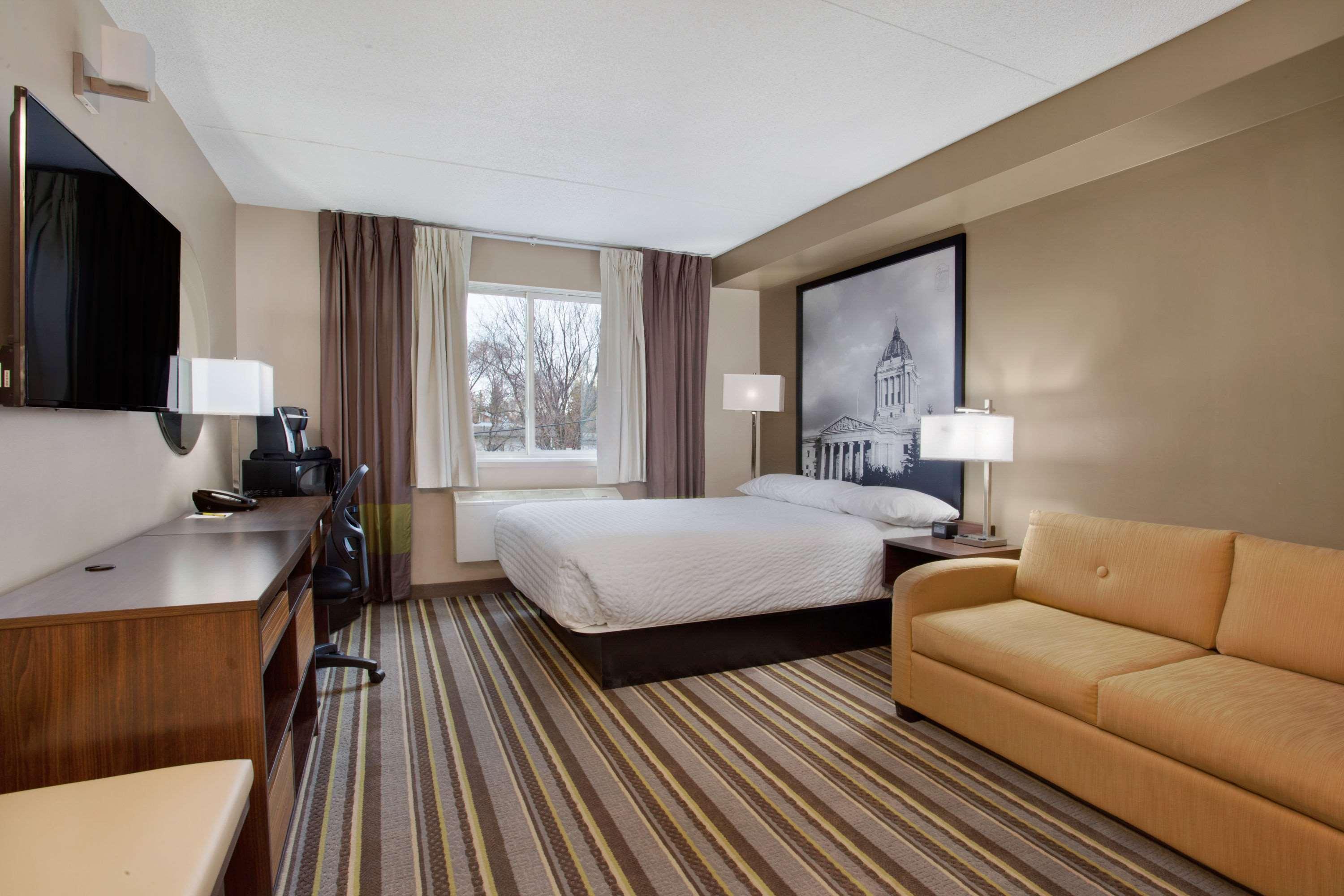 Super 8 By Wyndham Winnipeg West Exterior photo