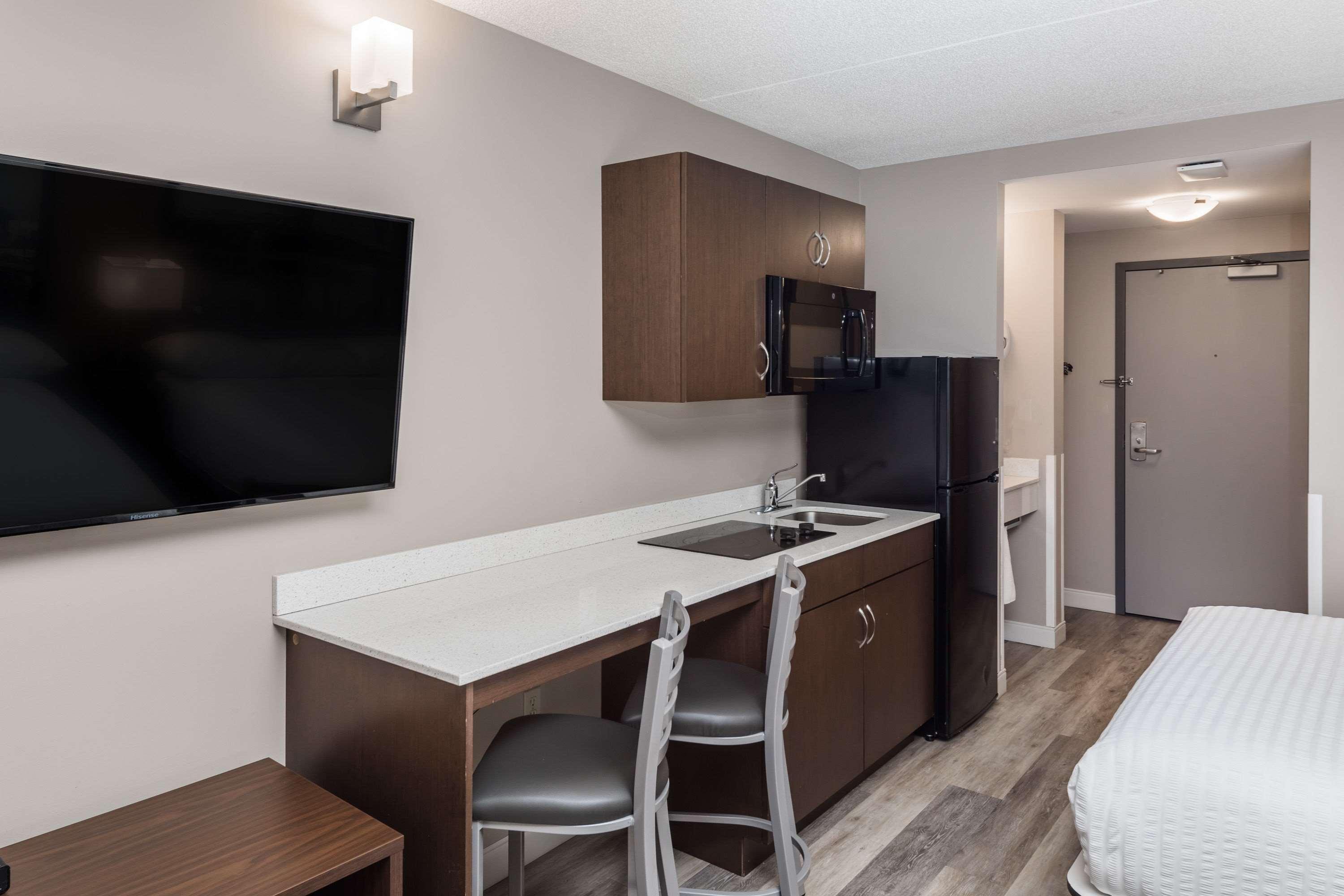 Super 8 By Wyndham Winnipeg West Exterior photo