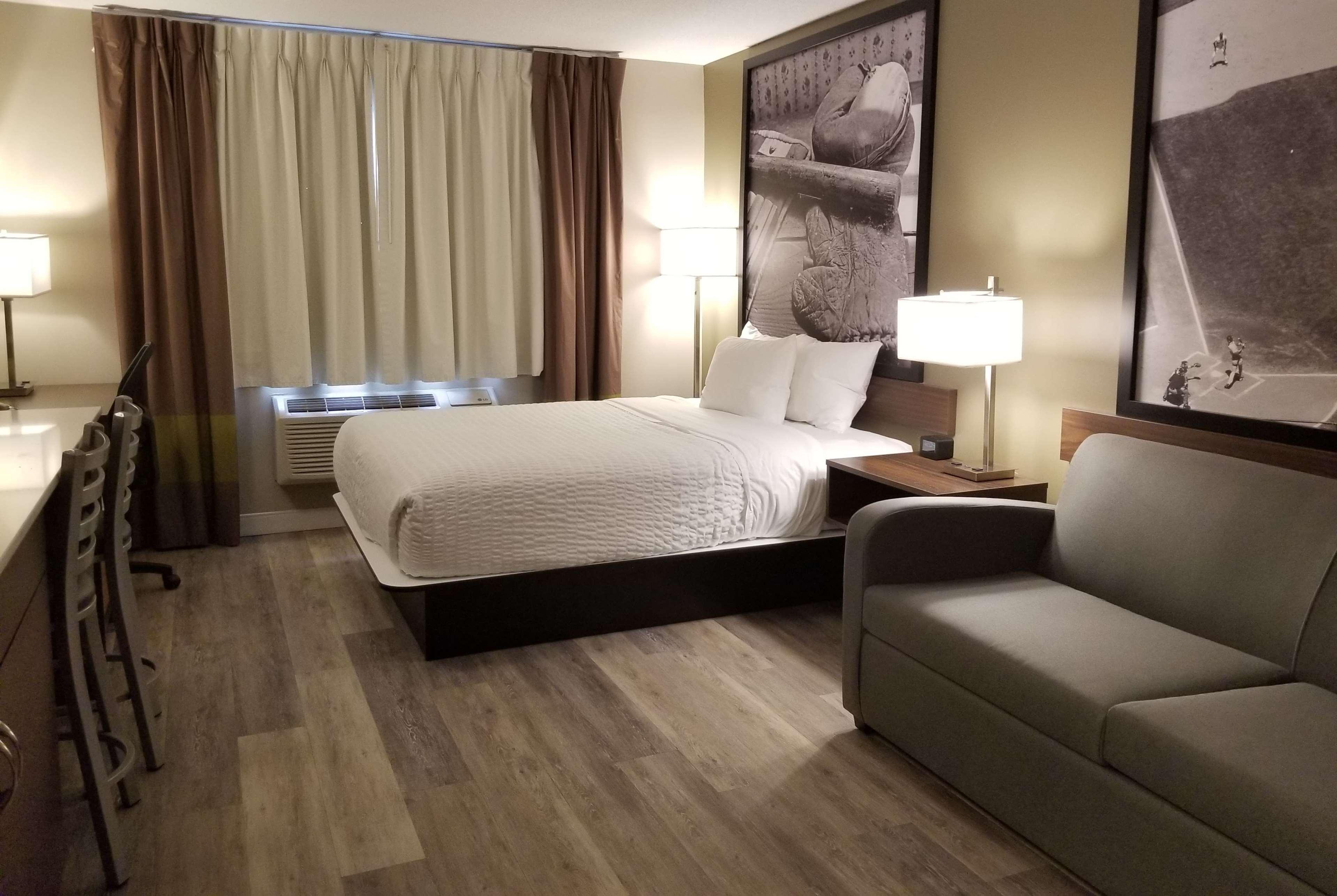 Super 8 By Wyndham Winnipeg West Exterior photo