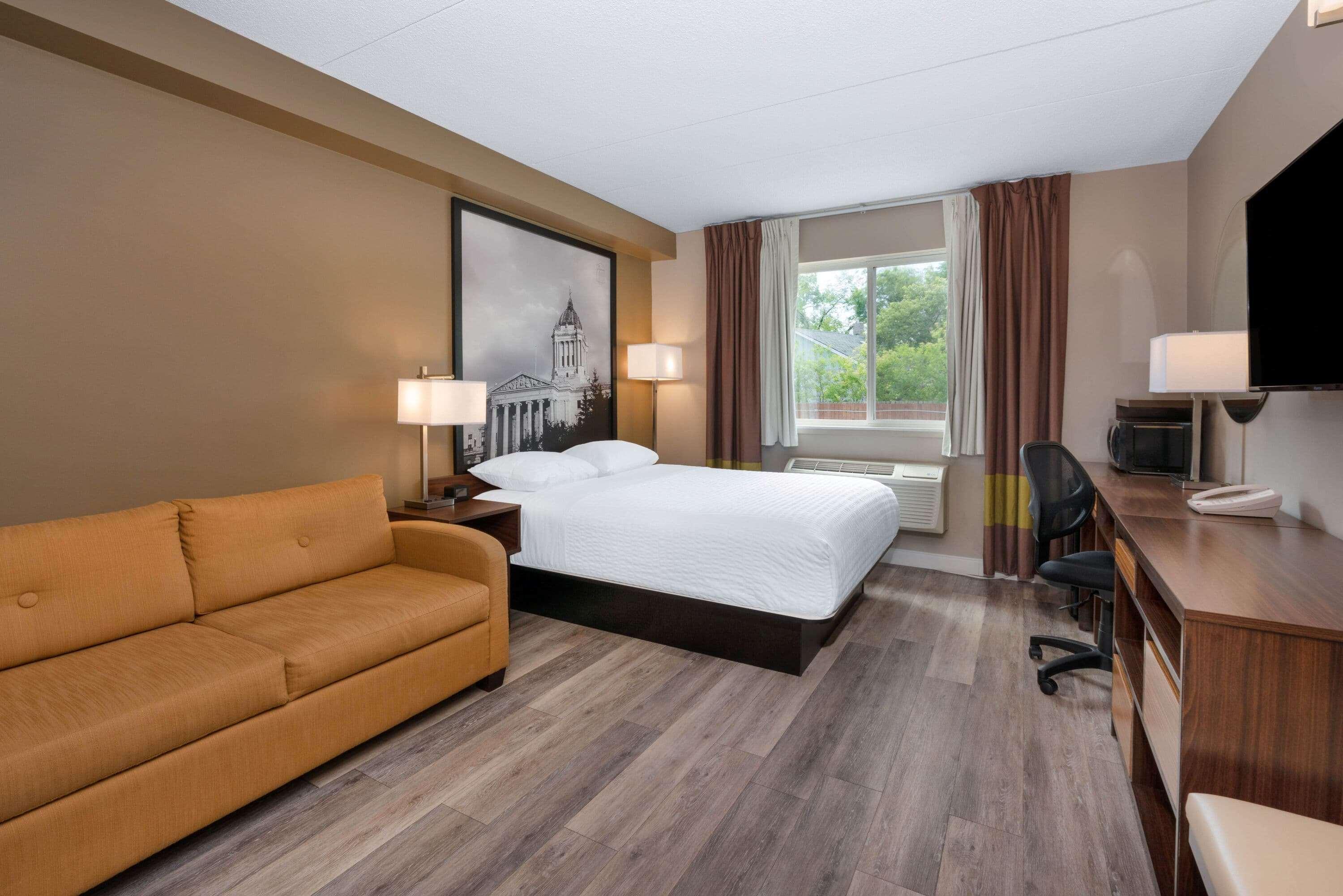 Super 8 By Wyndham Winnipeg West Exterior photo