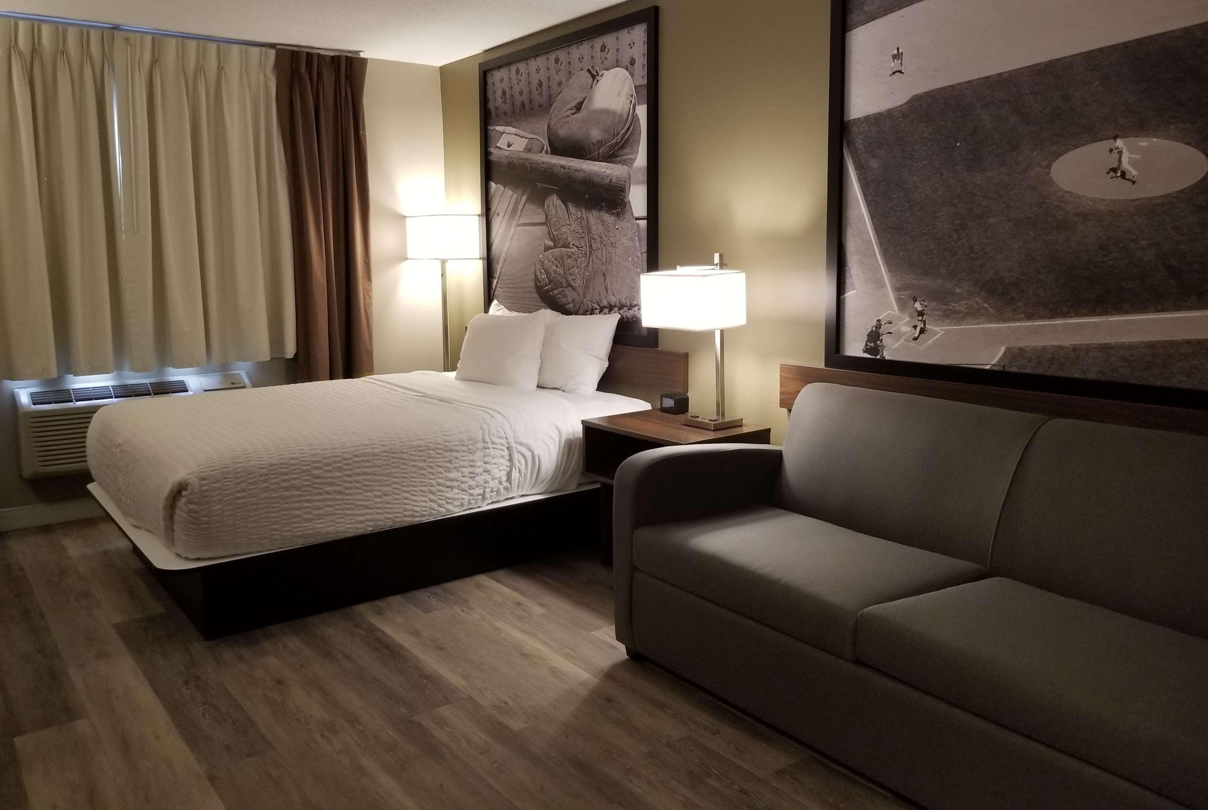 Super 8 By Wyndham Winnipeg West Exterior photo