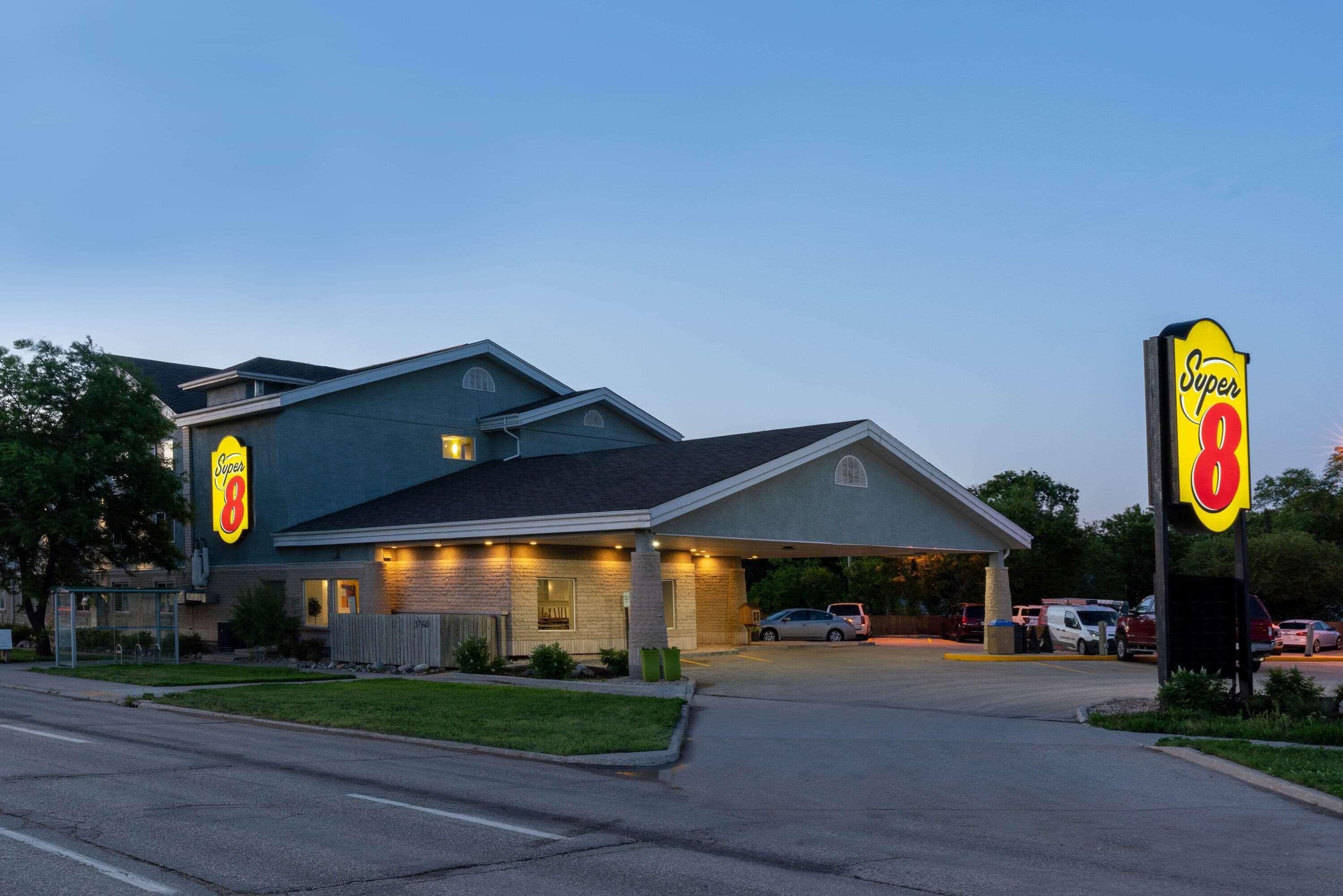 Super 8 By Wyndham Winnipeg West Exterior photo