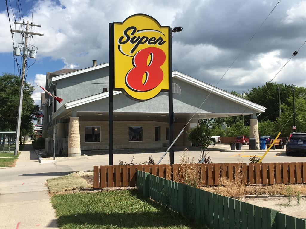 Super 8 By Wyndham Winnipeg West Exterior photo