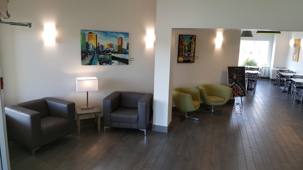 Super 8 By Wyndham Winnipeg West Exterior photo