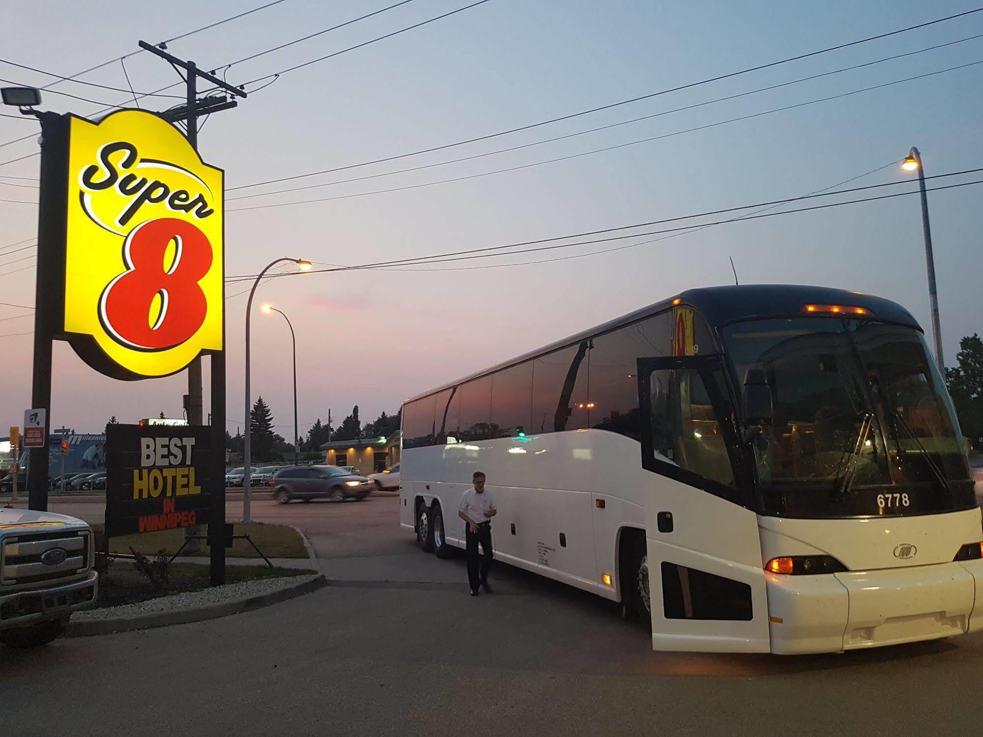 Super 8 By Wyndham Winnipeg West Exterior photo