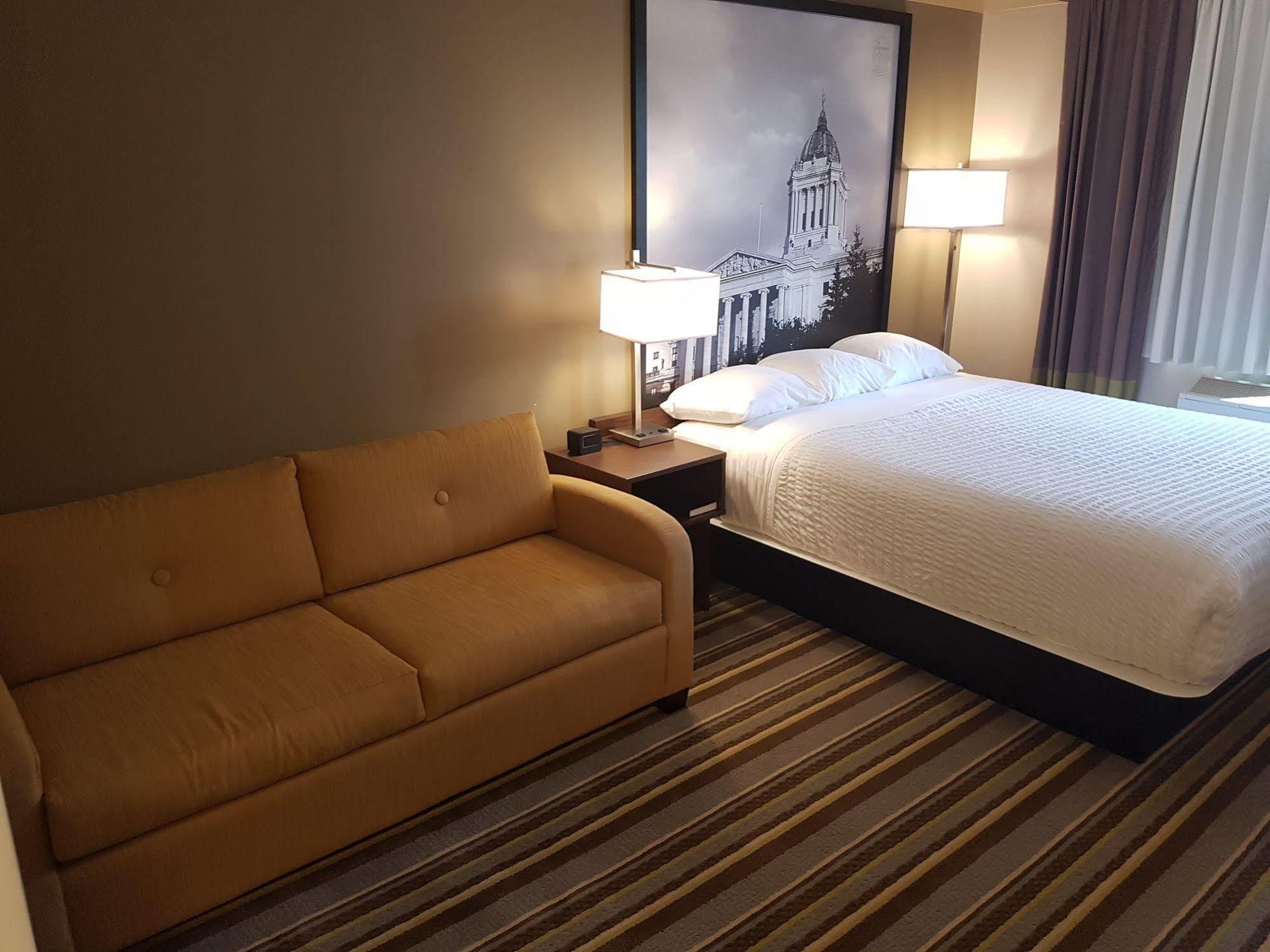 Super 8 By Wyndham Winnipeg West Exterior photo