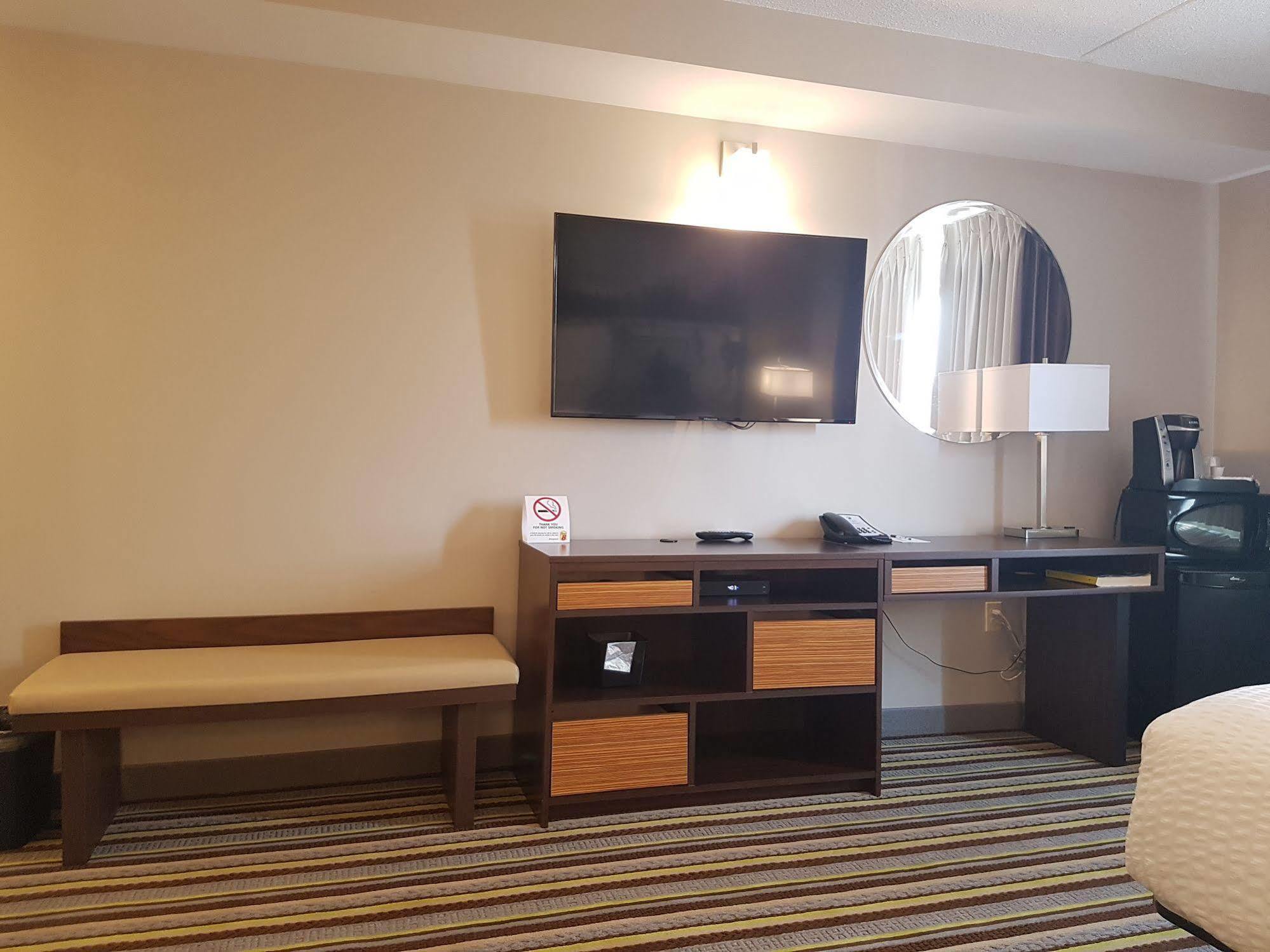 Super 8 By Wyndham Winnipeg West Exterior photo