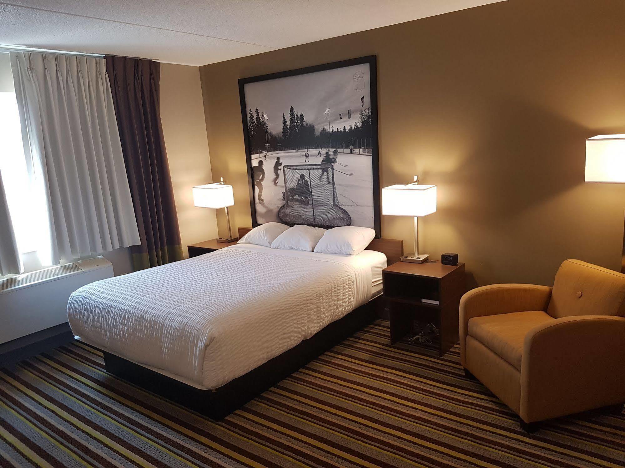 Super 8 By Wyndham Winnipeg West Exterior photo